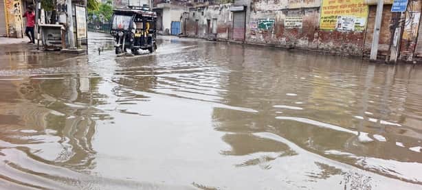 महावीर कॉलोनी की तरफ जाने वाले रास्ते पर बरसात के बाद भरा पानी। 