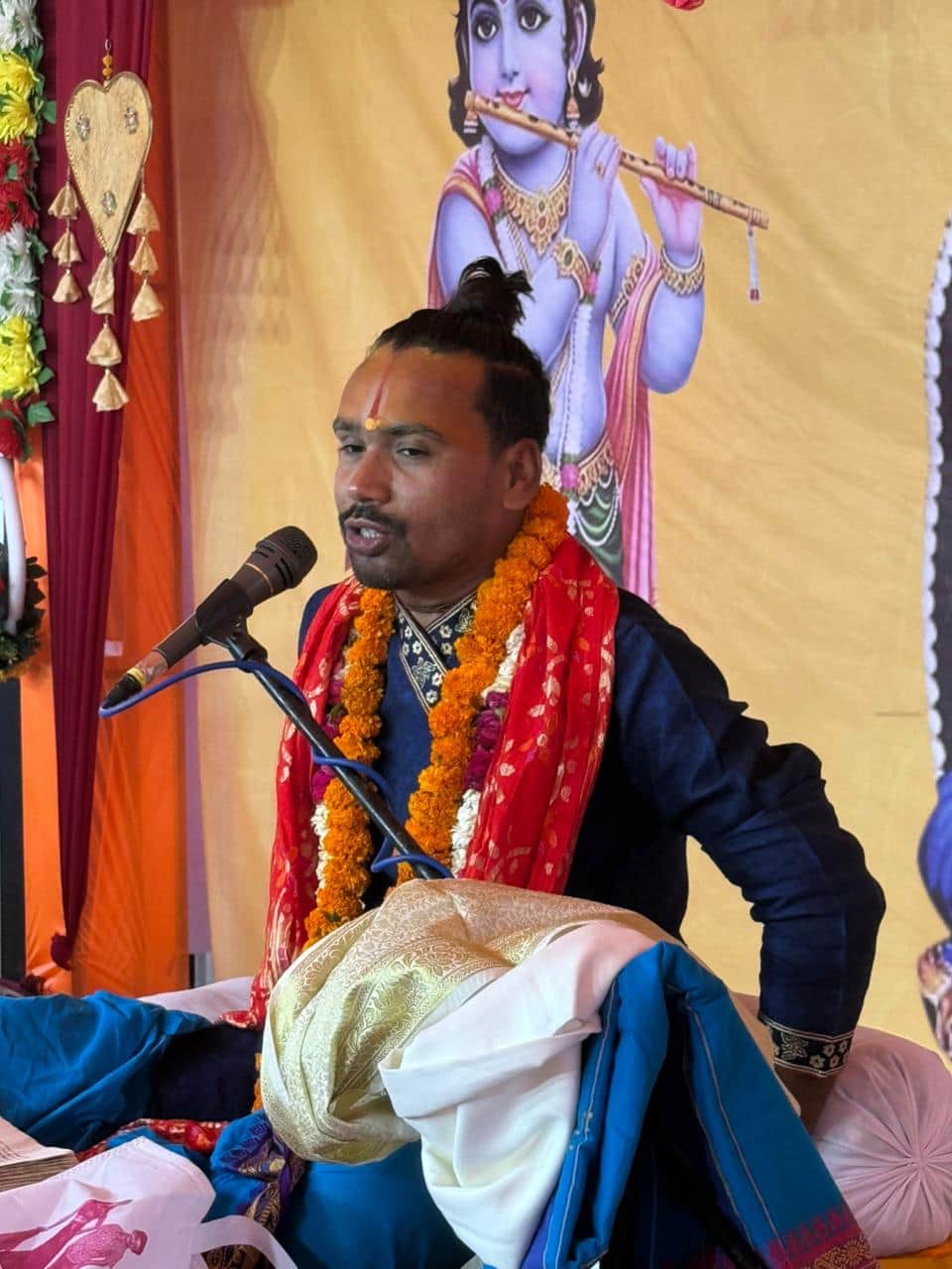 मेजा के शुक्लपुर में श्रीमद् भागवत कथा कहते कथा वाचक आचार्य अमित शुक्ला। संवाद