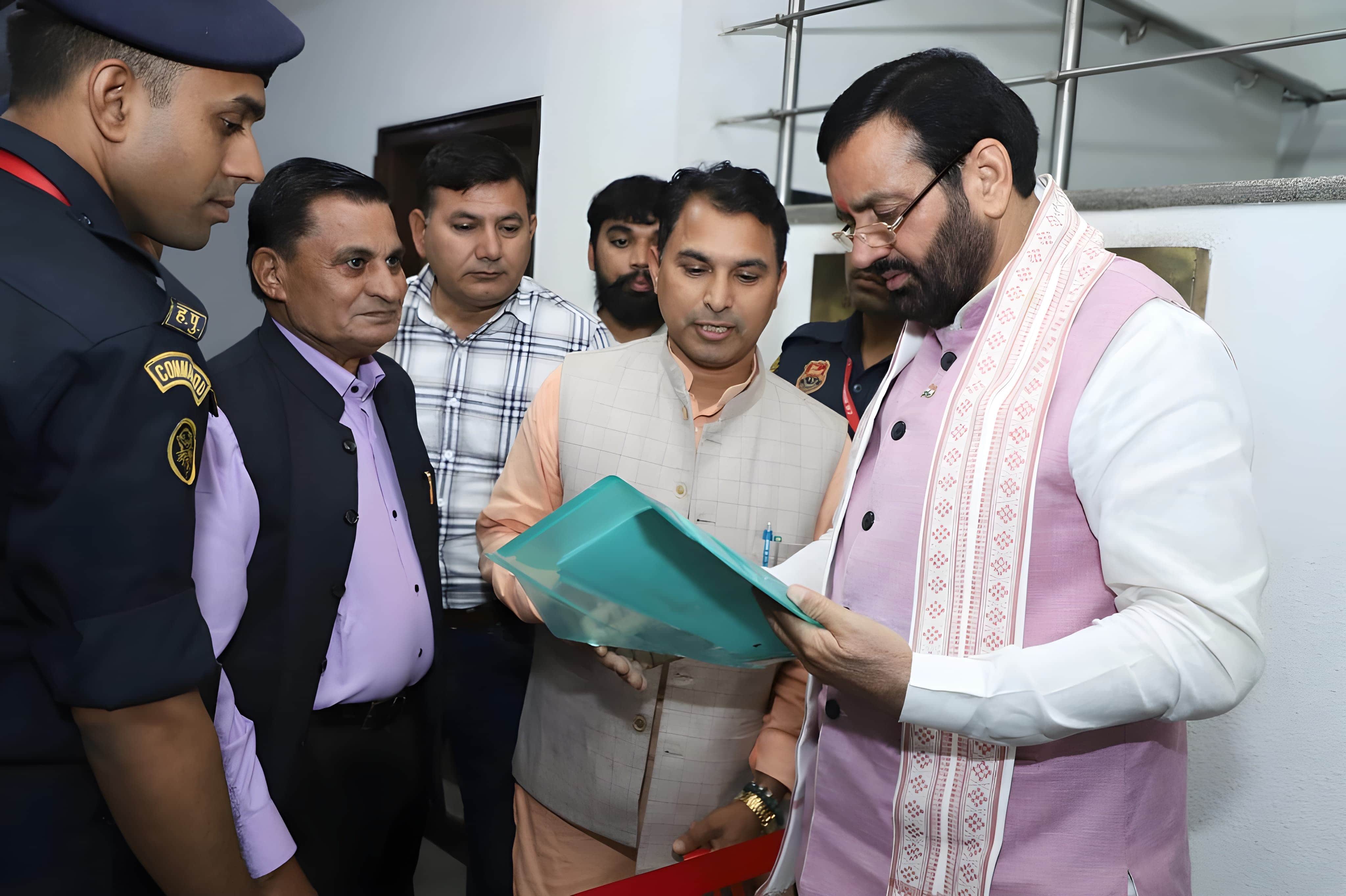 मुख्यमंत्री से मुलाकात करते हुए नप चेयरमैन बक्शीराम सैनी। 