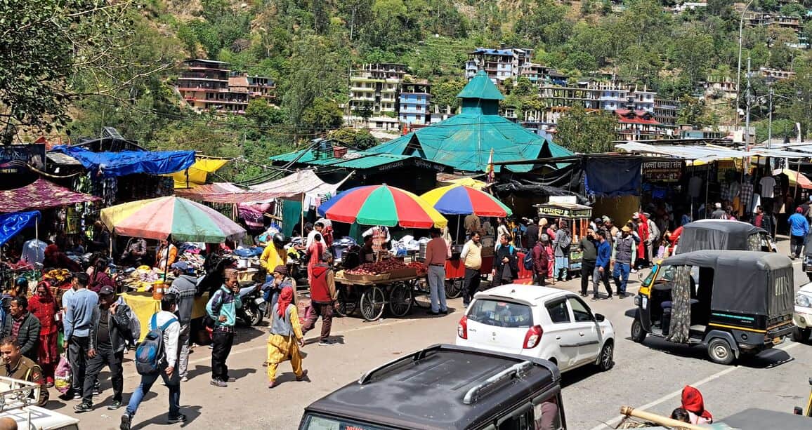 मेला समाप्ती के बाद भी रामपुर में एनएच पांच पर सजी दुकानें नहीं हटा पाई नगर परिषद। संवाद