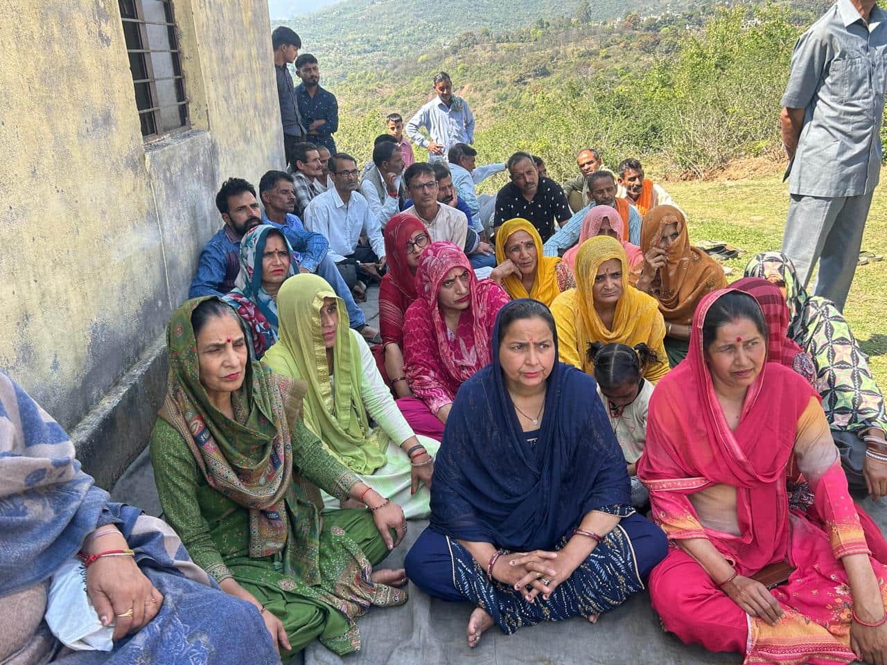 मालती पंचायत मे बनाए जाने वाले आधुनिक खेल मैदान को पंचायत के मध्य में किसी जगह पर बनाने की मांग
