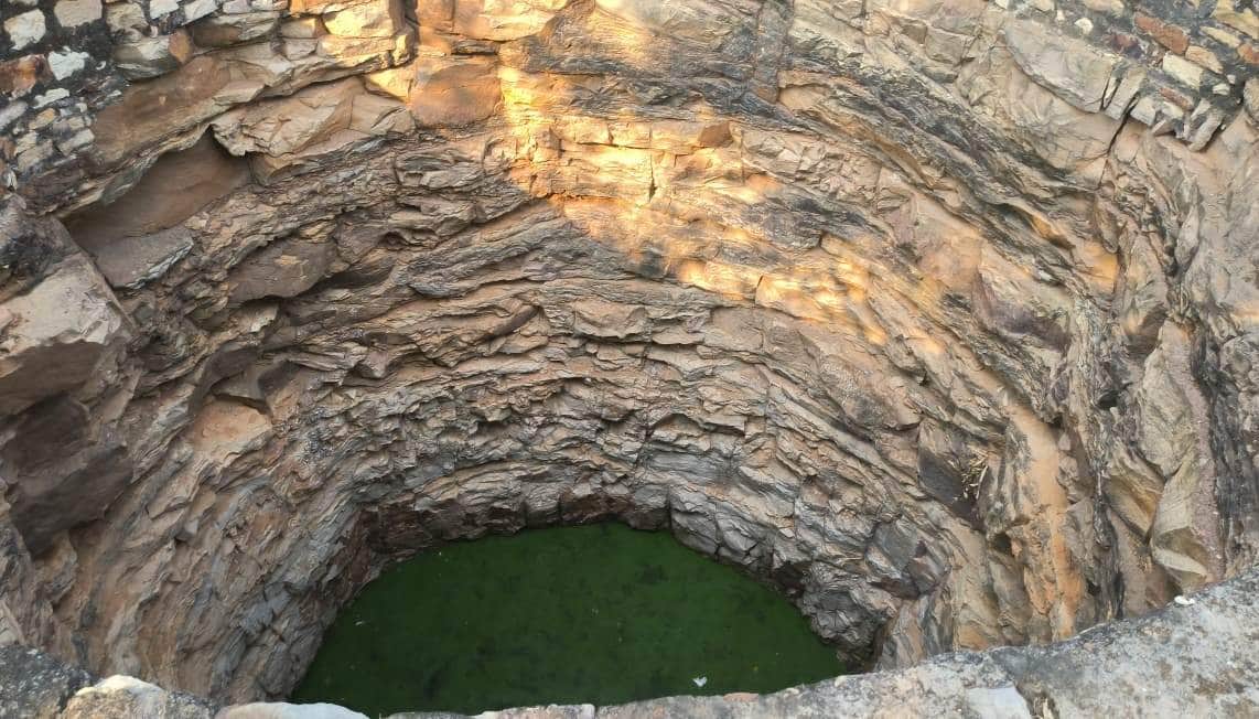 मलेवर गांव में कुएं का दूषित पानी। संवाद