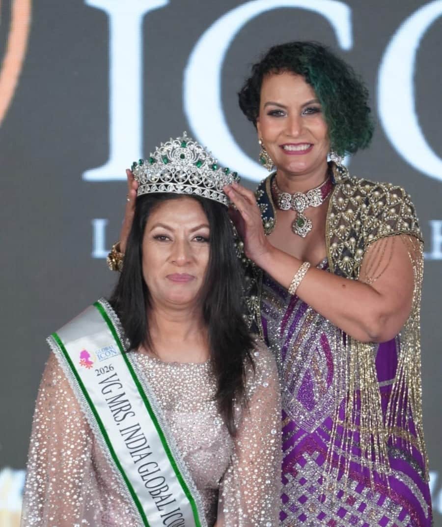 मिसेज इंडियाग्लोबल आइकॉन ग्रेसियस सविता को ताज  पहनाते हुए। स्रोत: स्वयं