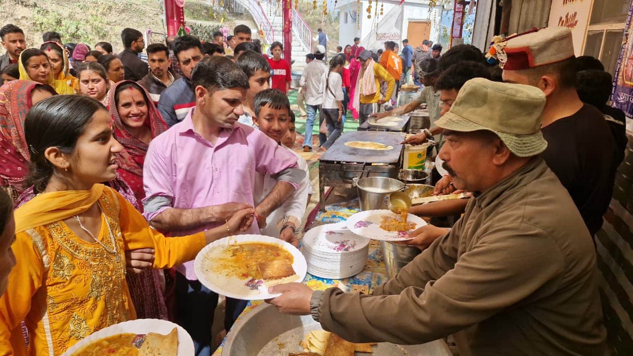 माता बाला सुंदरी के भवन में भक्तों को भोजन परोसते शिव लंगर कमेटी के सदस्य। संवाद
