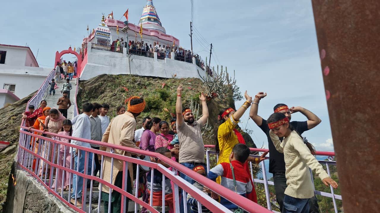 माता बाला सुंदरी के भवन में दर्शन करने के लिए उमड़े भक्त। संवाद