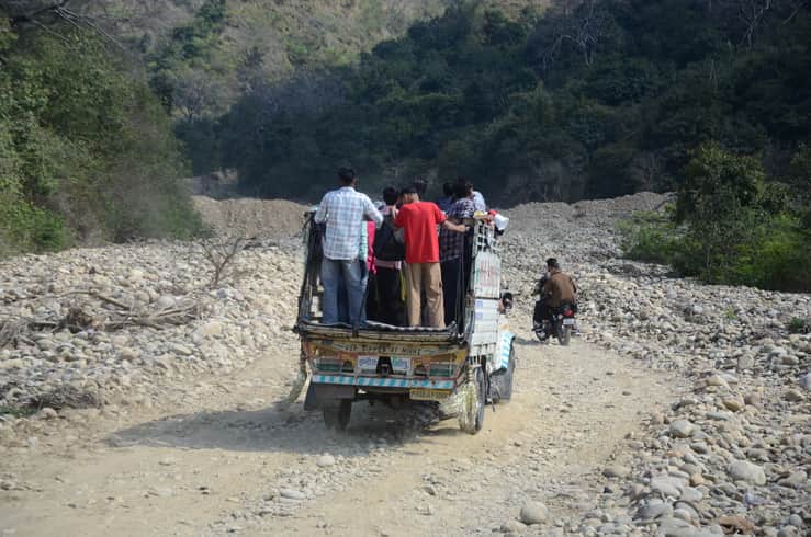 माता बाला सुंदरी के मंदिर मार्ग पर यातायात के नियमों की अवहेलना कर लोड कैरियर से भवन की ओर जाते
