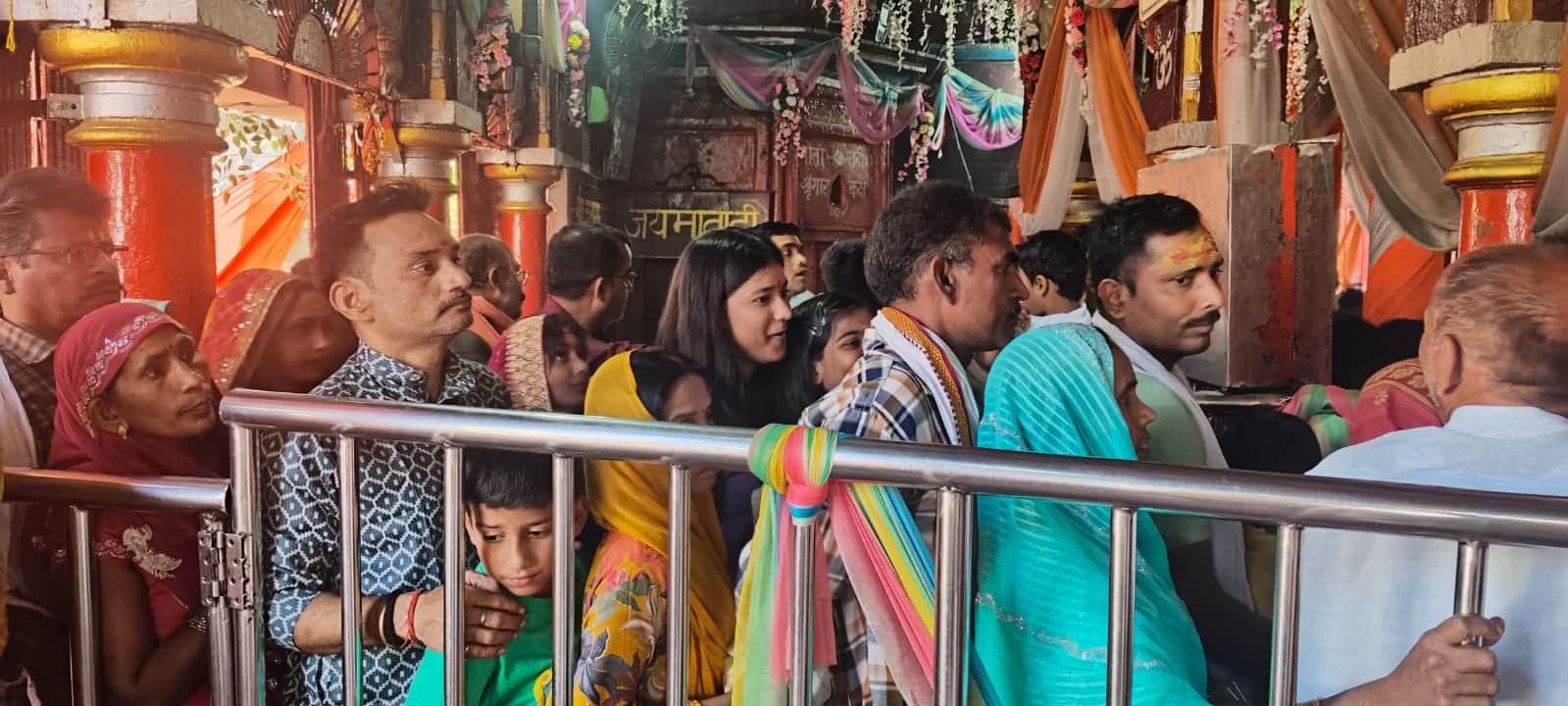 माता के दर्शन पूजन के लिए कतार में लगे श्रद्धालु। संवाद