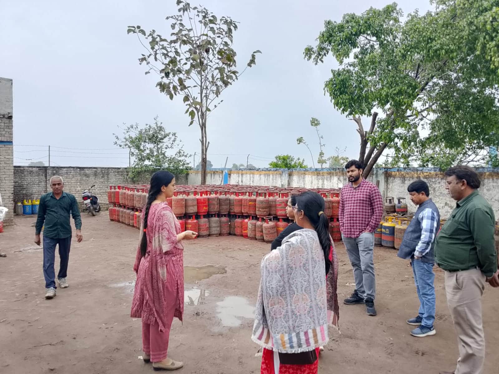 मोदीनगर स्थित गैस एजेंसी का निरीक्षण करती आपूर्ति विभाग की टीम। स्रोत: विभाग