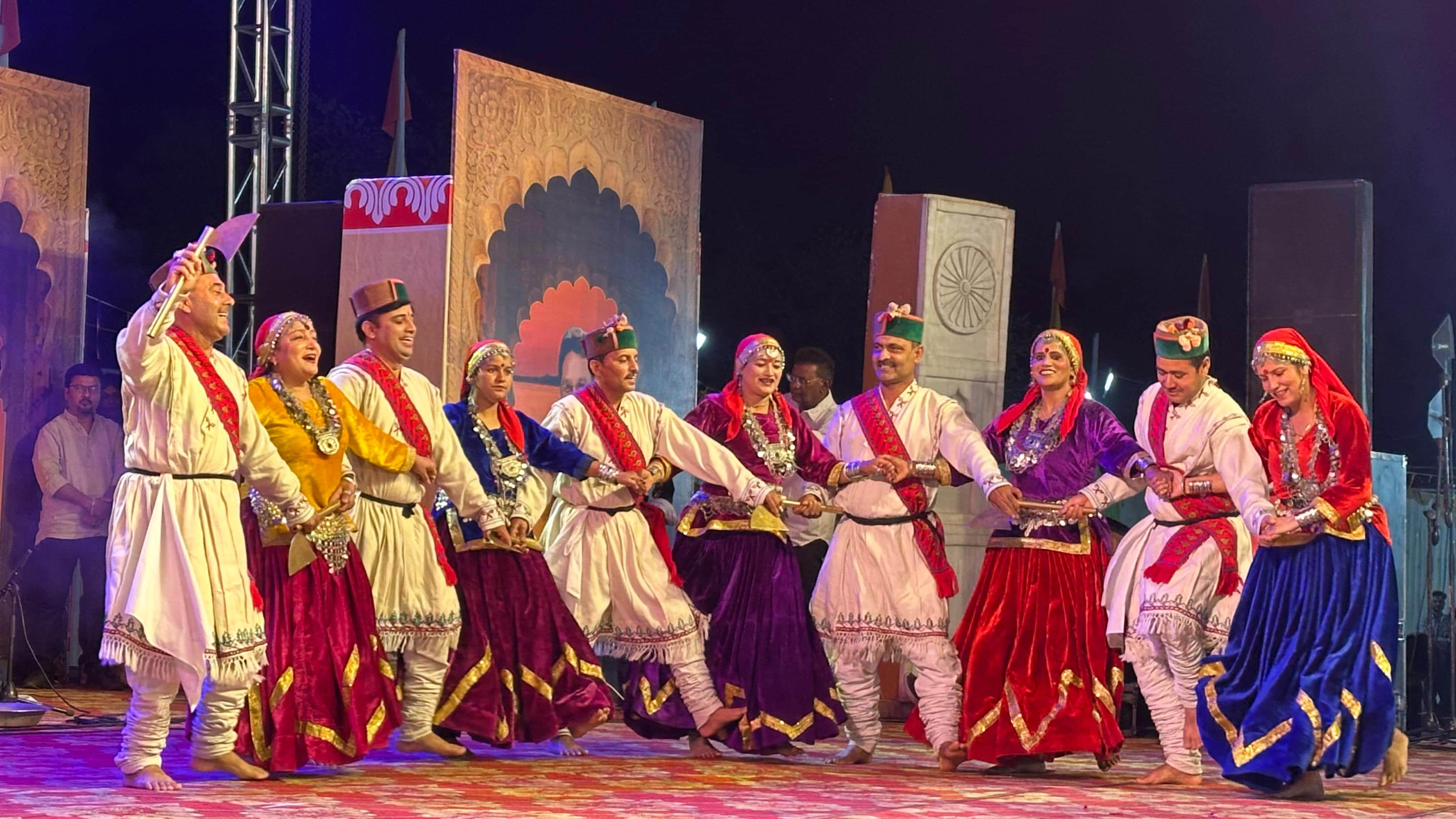 मध्य प्रदेश के हरसूद में आदिरंग महोत्सव में प्रस्तुति देते आसरा संस्था के कलाकार। स्रोत : संस्थ