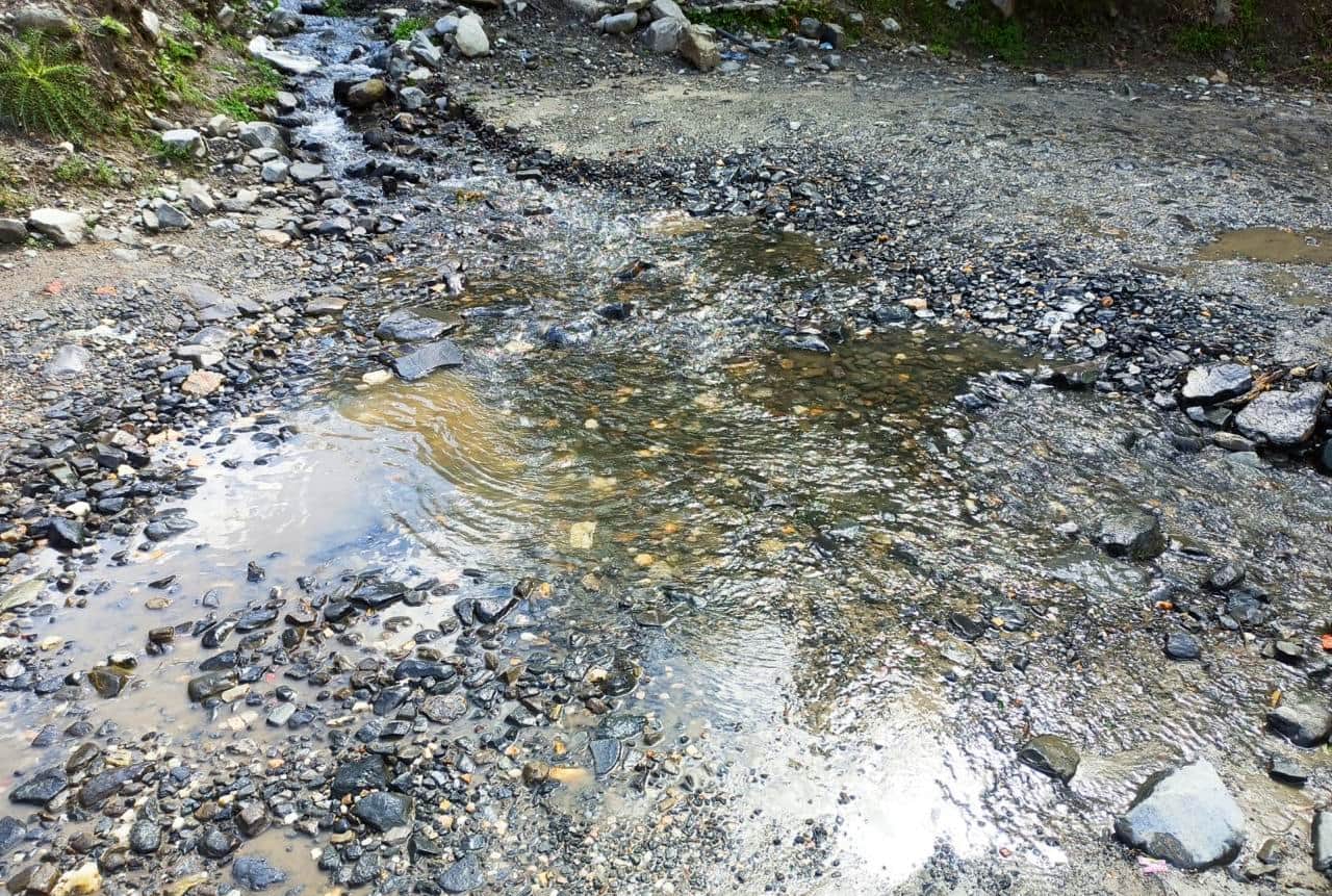 नग्गर से सटे गांव अरछंडी क्षेत्र की सड़क खस्ताहाल में।-संवाद