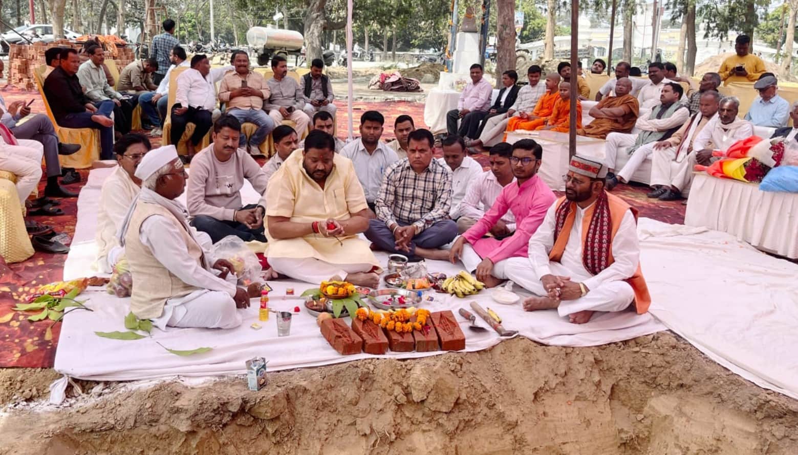 नगर के बुद्ध पार्क में सुंदरीकरण कार्य का शिलान्यास करते चेयरमैन। स्रोत विभाग