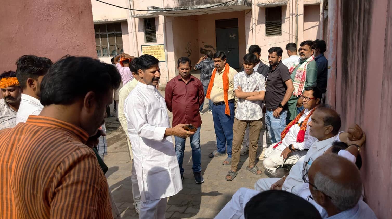 नगर के जगदीशपुर स्थित एक निजी नर्सिंग होम में महिला की मौत के बाद पोस्टमार्टम हाउस के उपस्थि