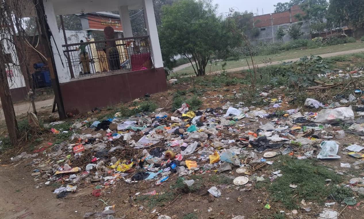 नगर के प्रोफेसर कालोनी में खाली प्लाट में फेंका गया कूड़ा।संवाद