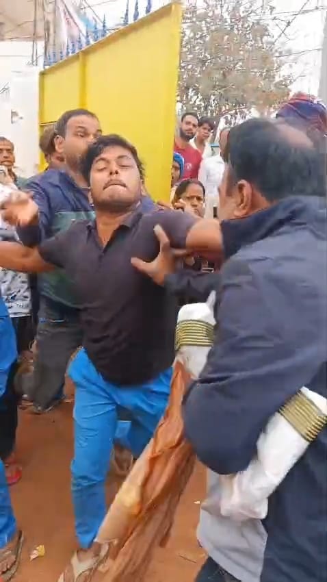 People clashed for gas cylinders at the warehouse, distribution stopped for one and a half hour, police had to be called.