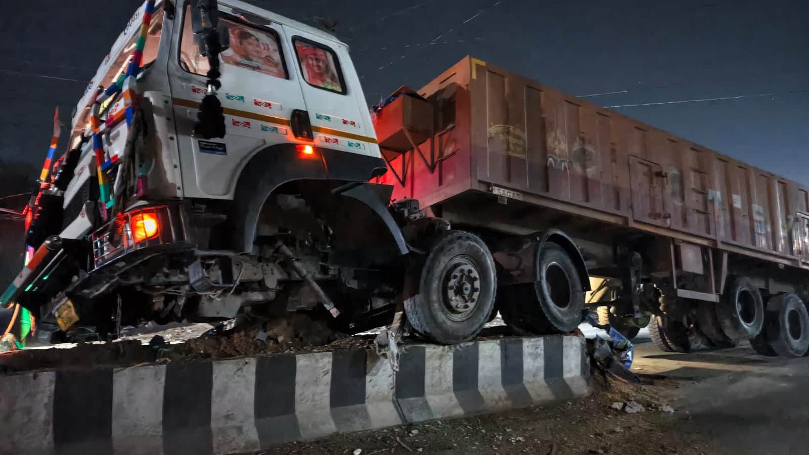 नगर से सटे बहेरी स्थित फोरलेन सड़क पर बने डिवाइडर पर चढ़ा अंसतुलित ट्रेलर।संवाद