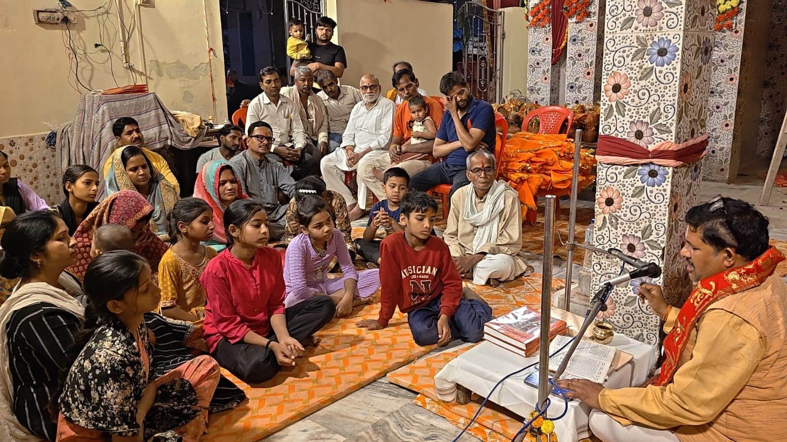 नई बाजार में शीतला माता मंदिर पर कथा सुनाते आचार्य पं. कमलेश त्रिपाठी। संवाद