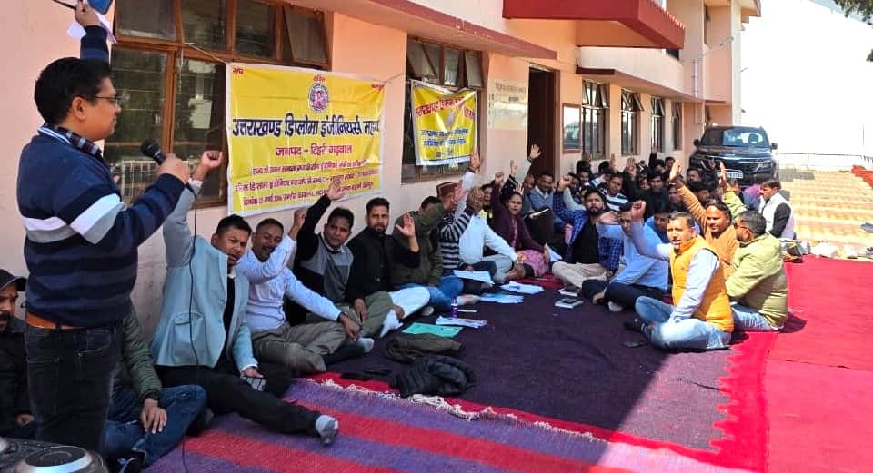 नई टिहरी में लंबित मांगों को लेकर धरना देते डिप्लोमा इंजीनियर। स्रोत जागरूक पाठक