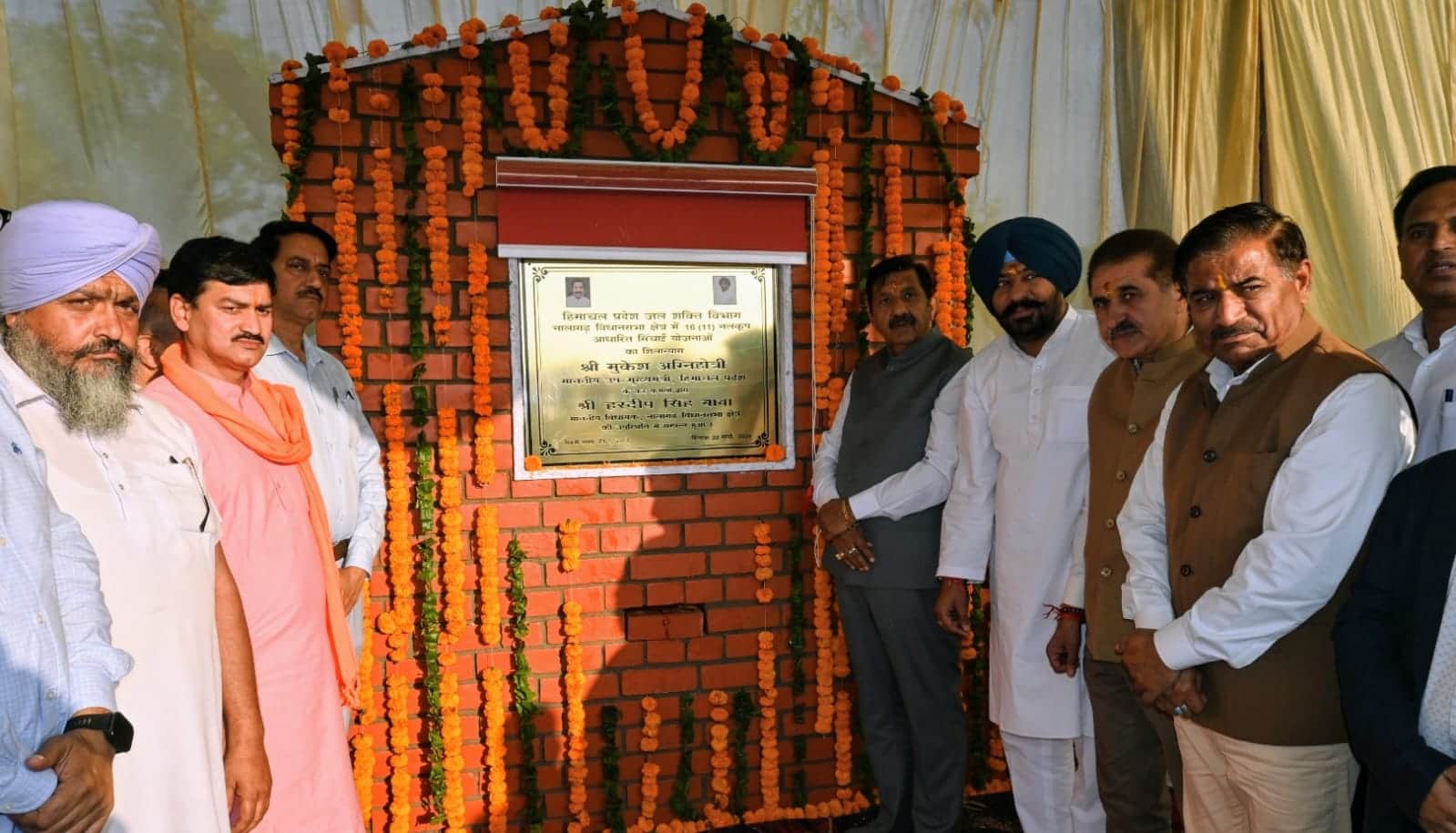 नालागढ़ में सिंचाई योजनाओं का शिलान्यास करते हुए प्रदेश के उप मुख्यमंत्री मुकेश अग्निहोत्री- स्र