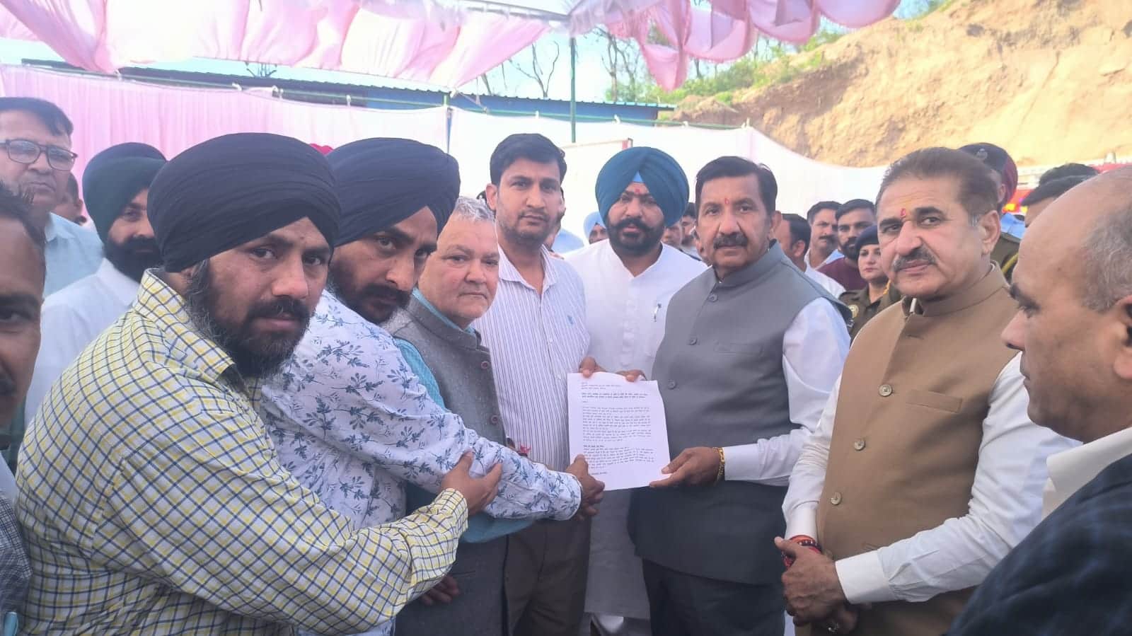 नालागढ़ में दवा कंपनी के विरोध में उप मुख्यमंत्री को ज्ञापन प्रेषित करते हुए संघर्ष समिति के पदा