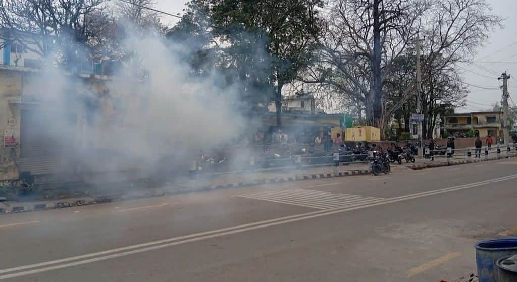 नेपाल के चंद्रोटा के शिवराज  हास्पिटल आंसूगैस के गोले छोड़े गए। स्रोत विज्ञप्ति