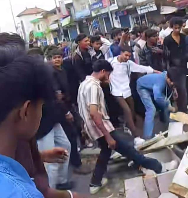 नेपाल के तौलिहवा में जिला कार्यालय के सामने प्रदर्शन करते हिन्दू समाज के लोग। स्रोत विज्ञप्ति