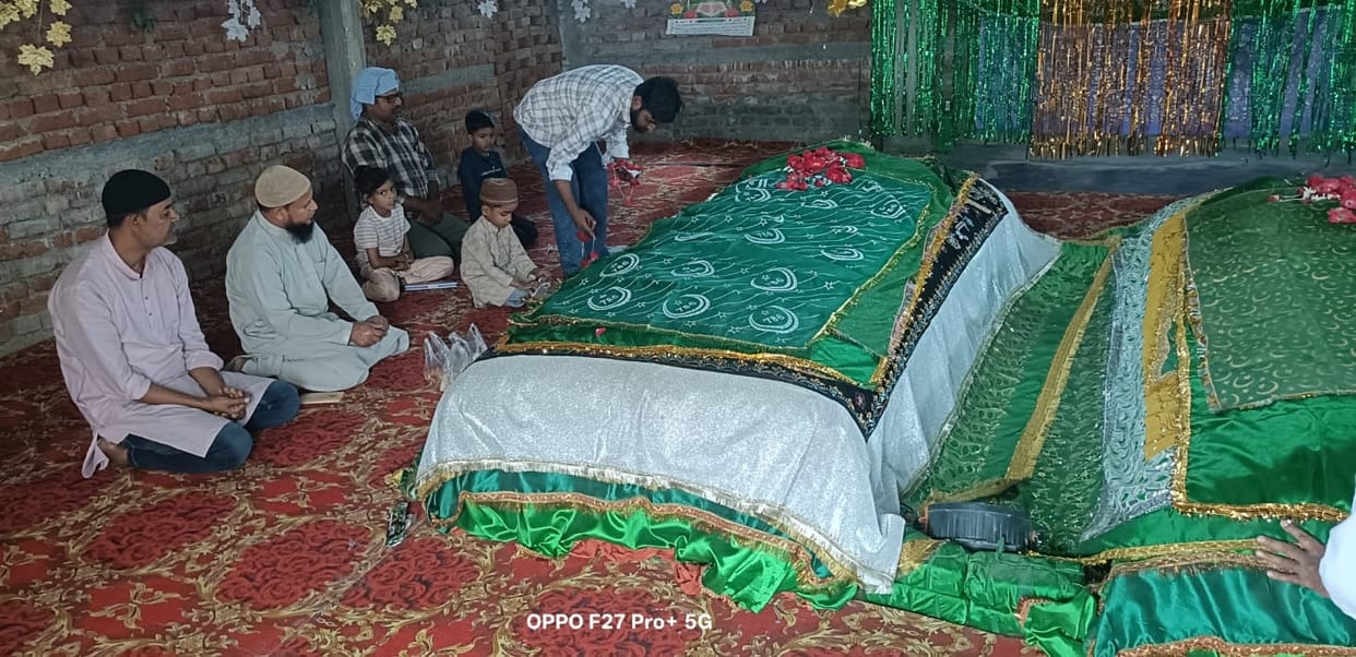 A crowd of devotees gathered in Noorbagh, the ritual of bathing was performed