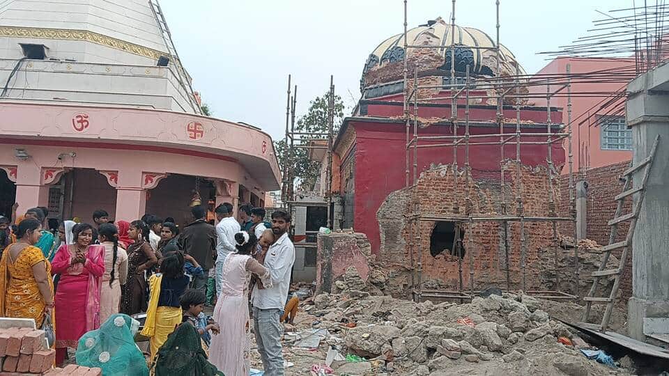 निर्माणाधीन कॉरिडोर में हटाए जा रहे अन्य मंदिर। संवाद