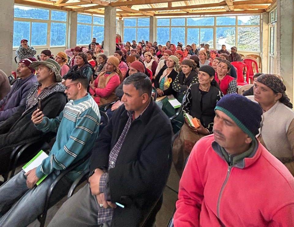 नरैण पंचायत में आयोजित शिविर में मौजूद पशु पालक। स्रोत : विभाग