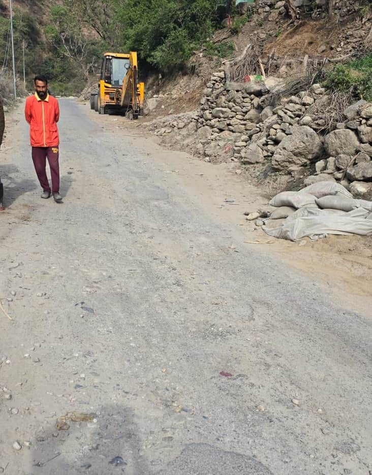 नेरवा फेडिज पुल के बीच उखड़ी सड़क