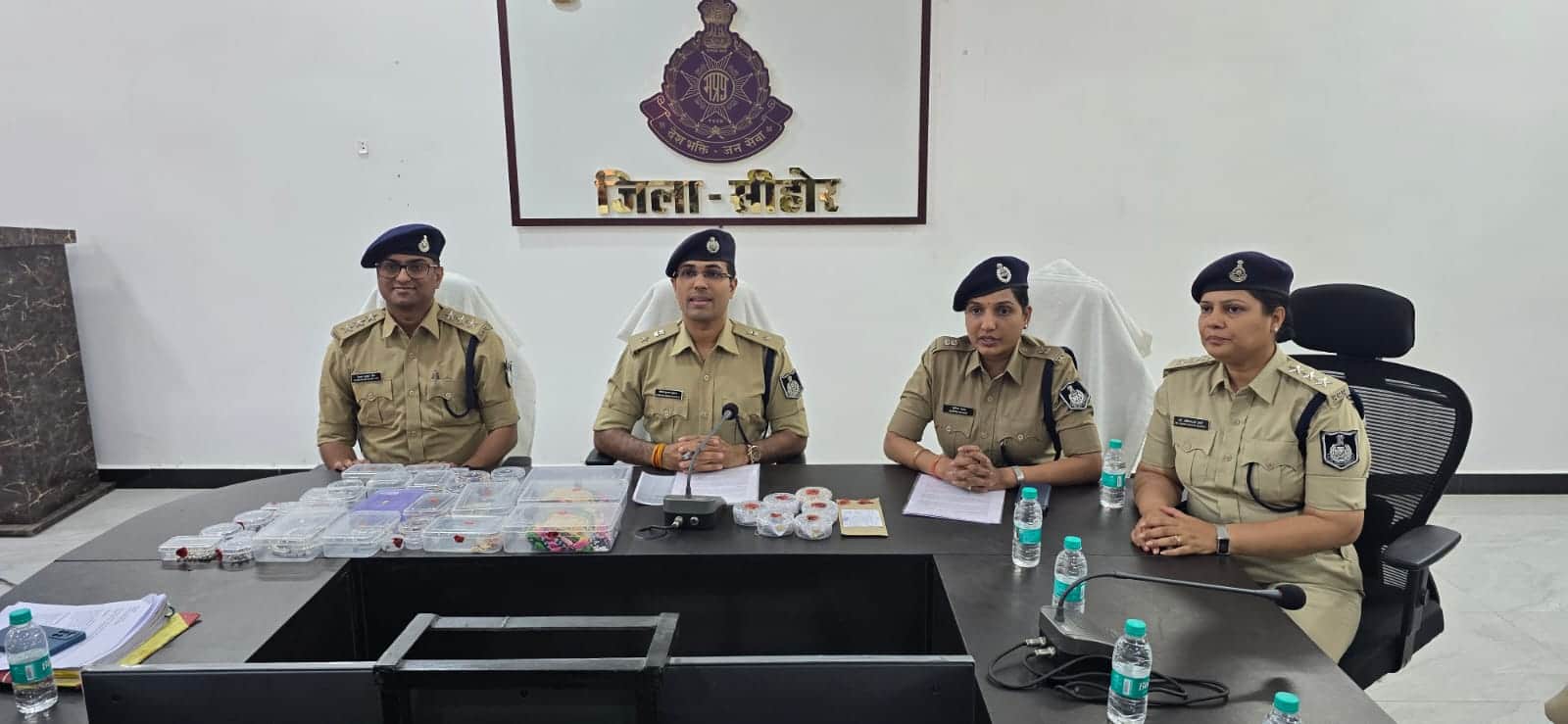 पुलिस ने किया दो बड़ी चोरियों का खुलासा