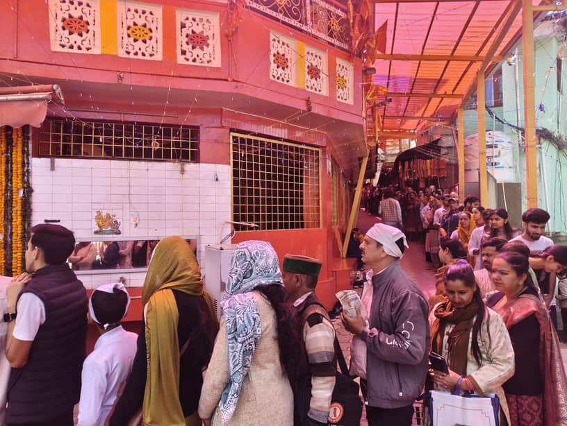 नवरात्र के तीसरे दिन मां शूलिनी मंदिर में आए भक्तों की लगी लंबी कतार। संवाद