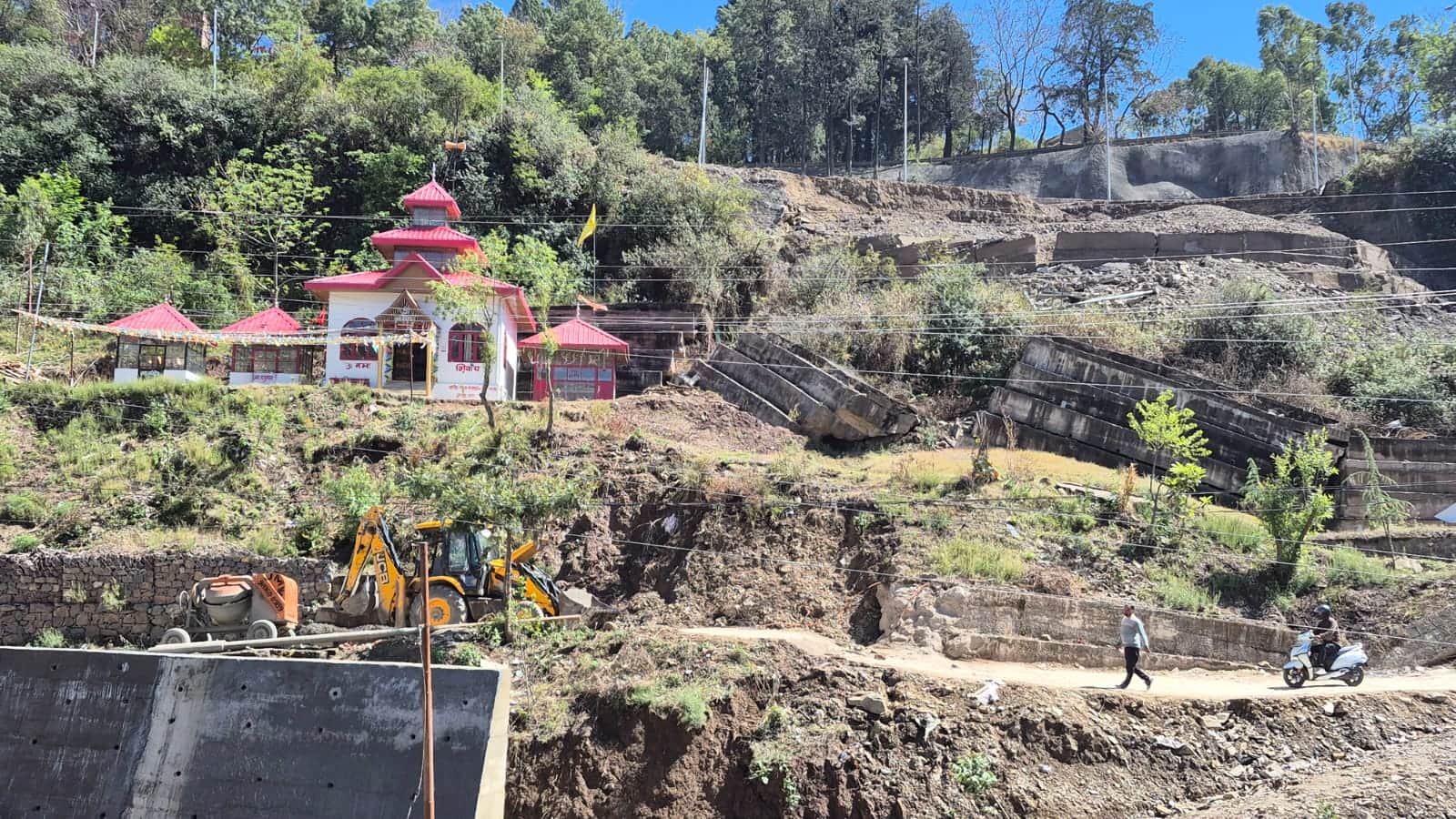 न्यू कथेड़ को जाने वाली धंसी सड़क और टूटा हुआ डंगा। संवाद