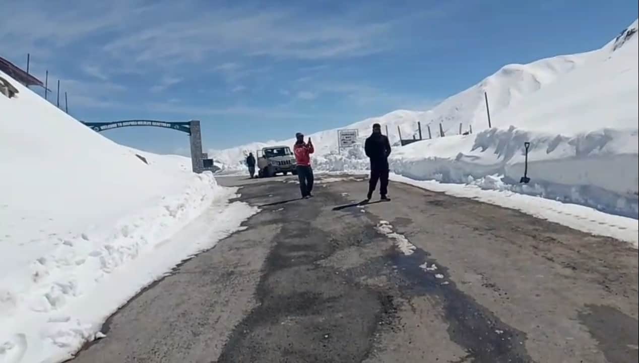 पुंछ जिले की तरफ से बर्फ हटाने के बाद मुगलरोड पर पीर की गली का दृष्य