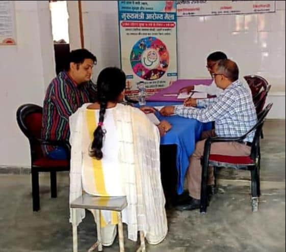 पीएचसी हरिहरपुर में आरोग्य मेले में मरीज को परामर्श देते चिकित्सक। संवाद