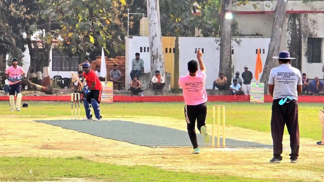पकड़ी गांव में चल रहे क्रिकेट प्रतियोगिता के दौरान गेंद को मारने के लिए तैयार खिलाड़ी। संवाद