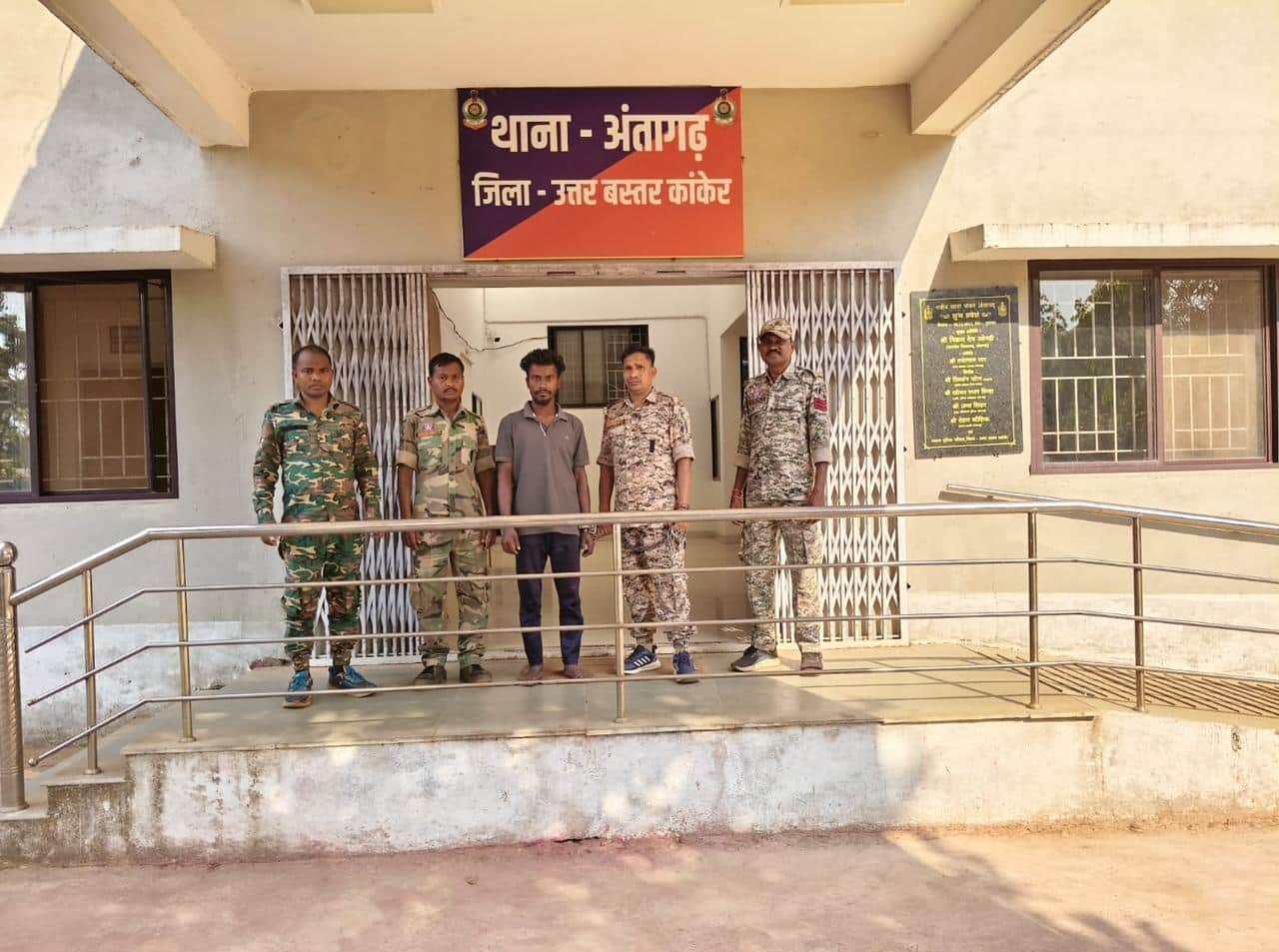 आरोपी को जेल ले जाती पुलिस