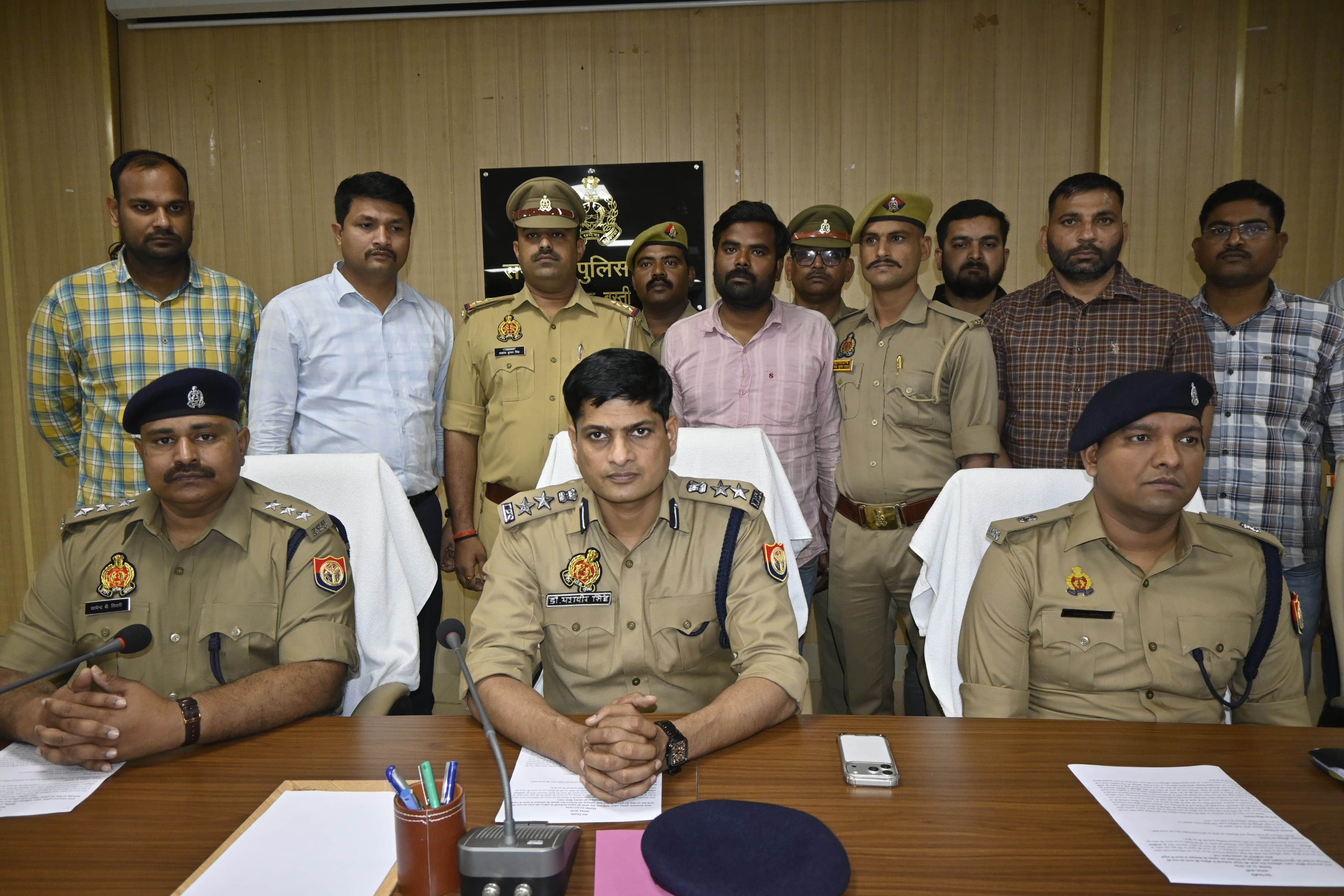 पुलिस की गिरफ्त में महिला की हत्या का आरोपी। स्रोत पुलिस