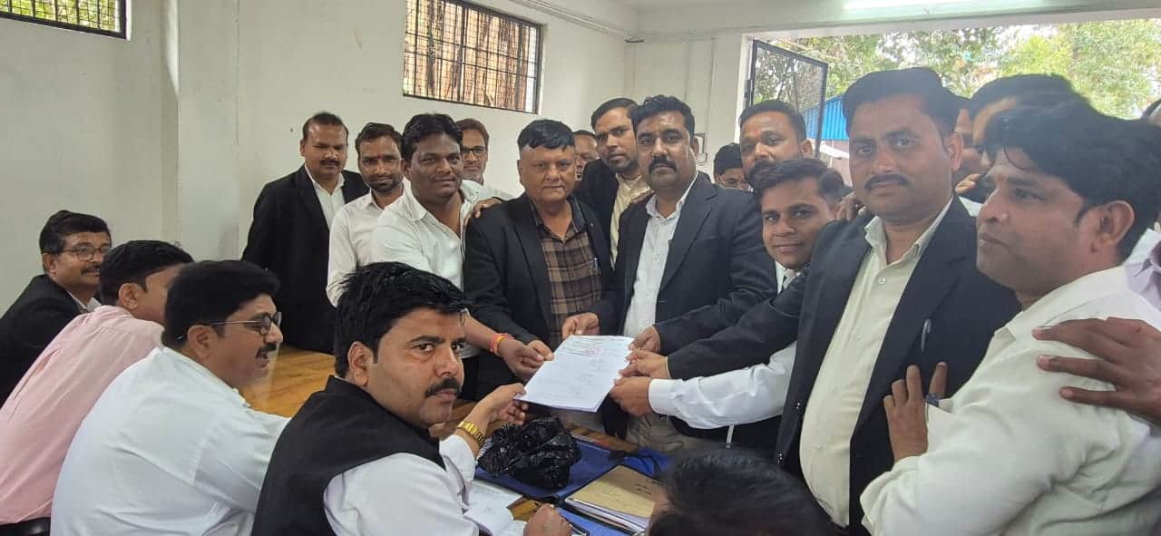 पलिया बार एसोसिएशन के चुनाव में नामांकन प्रक्रिया में मौजूद अधिवक्ता। स्रोत: बार एसोसिएशन