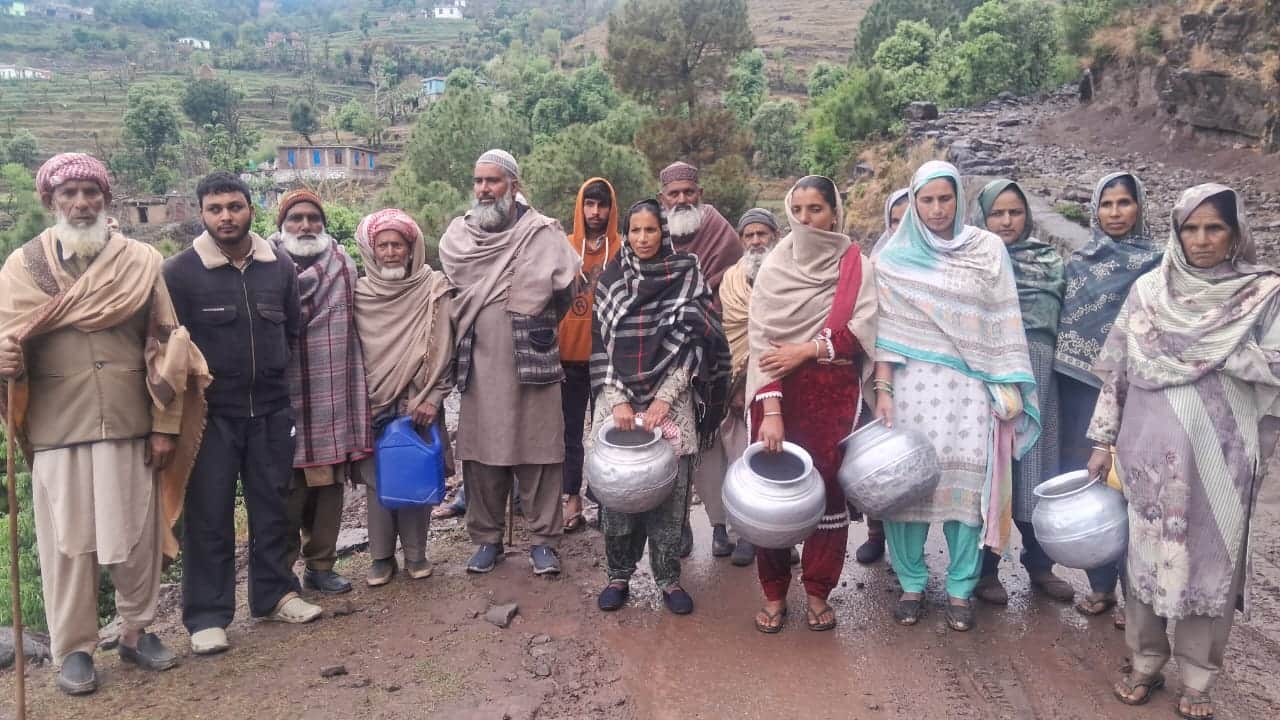 पानी की कमी को लेकर प्रदर्शन करते लोग।