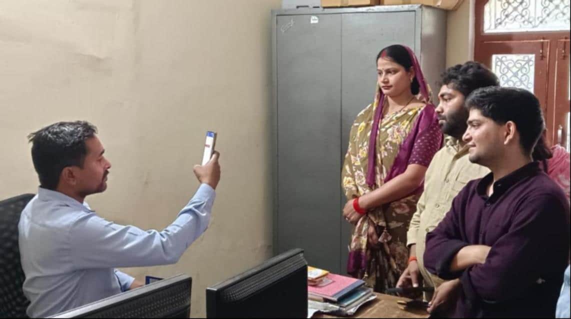 परसपुर के आटा स्थित एचपी गैस एजेंसी पर केवाईसी कराती महिला। -संवाद