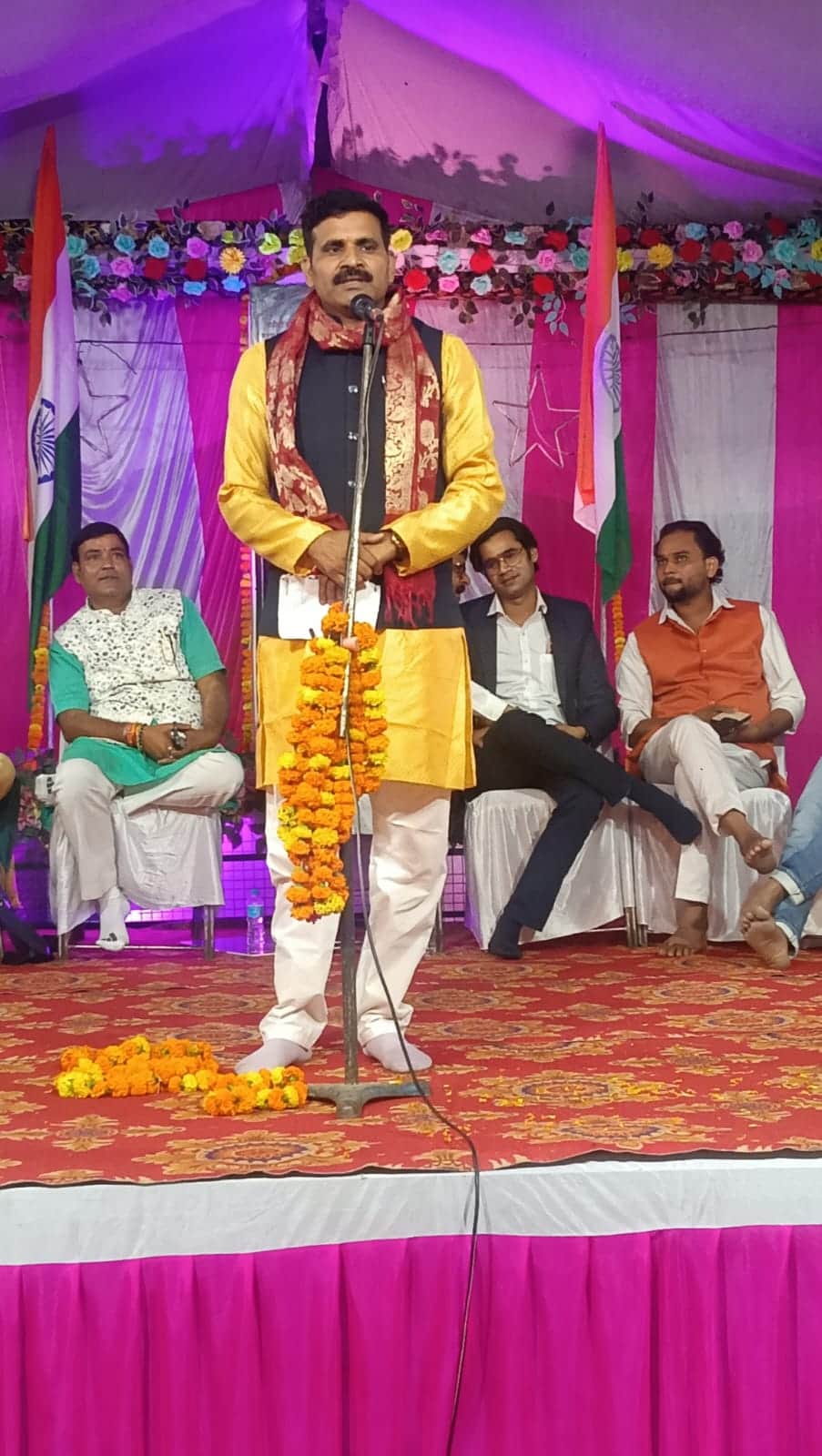 पड़रिया तुला शहीद स्मारक में काव्य पाठ करते कवि धर्मराज उपाध्याय। संवाद