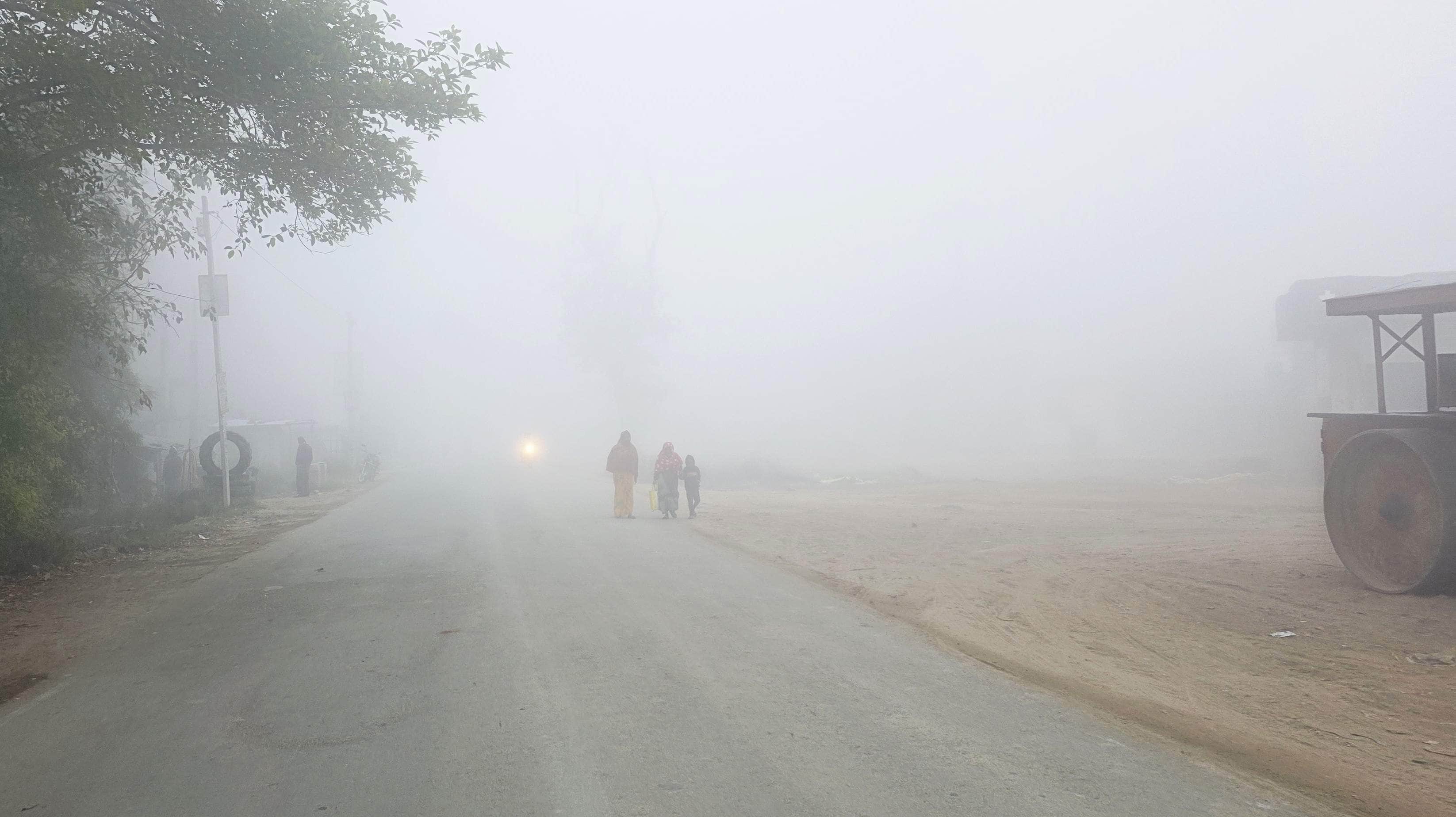 पवई क्षेत्र में सुबह कोहरे के बीच लाइट जलाकर चलते वाहन। संवाद