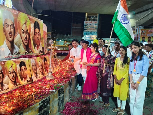 Paid Tribute to Martyrs by Lighting 551 Lamps