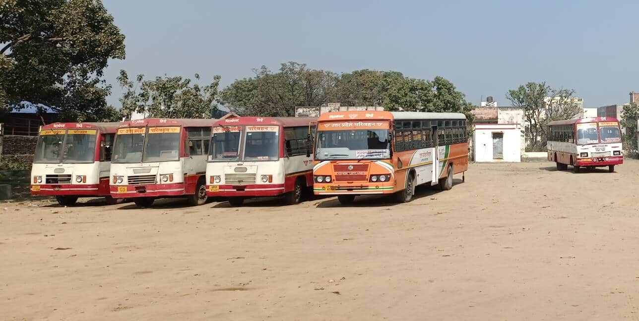 रोडवेज सिद्धार्थ नगर पर खड़ी बस