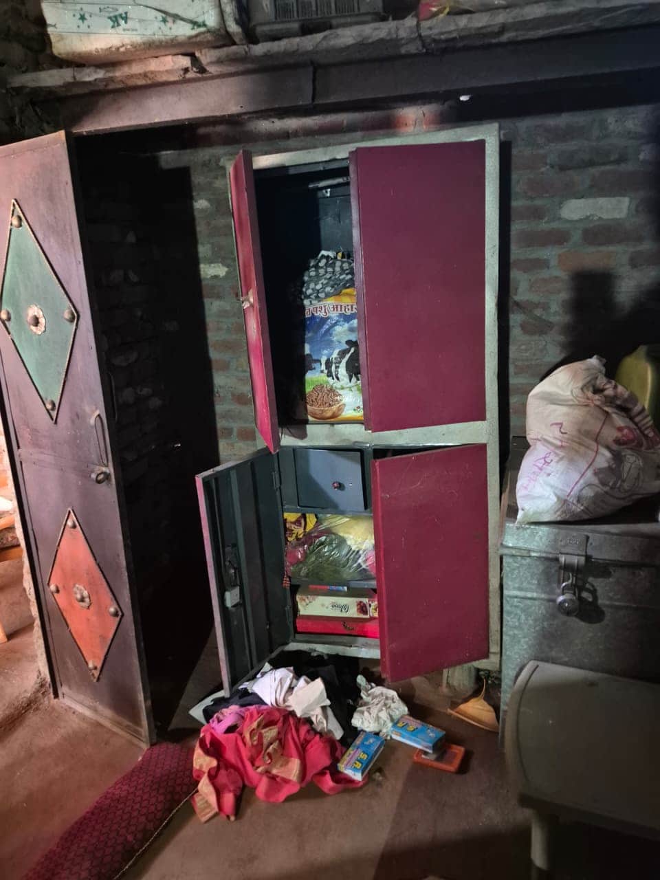 राजा का रामपुर क्षेत्र के ग्राम अंगदपुर में चोरी के बाद टूटी पड़ अलमारी। संवाद