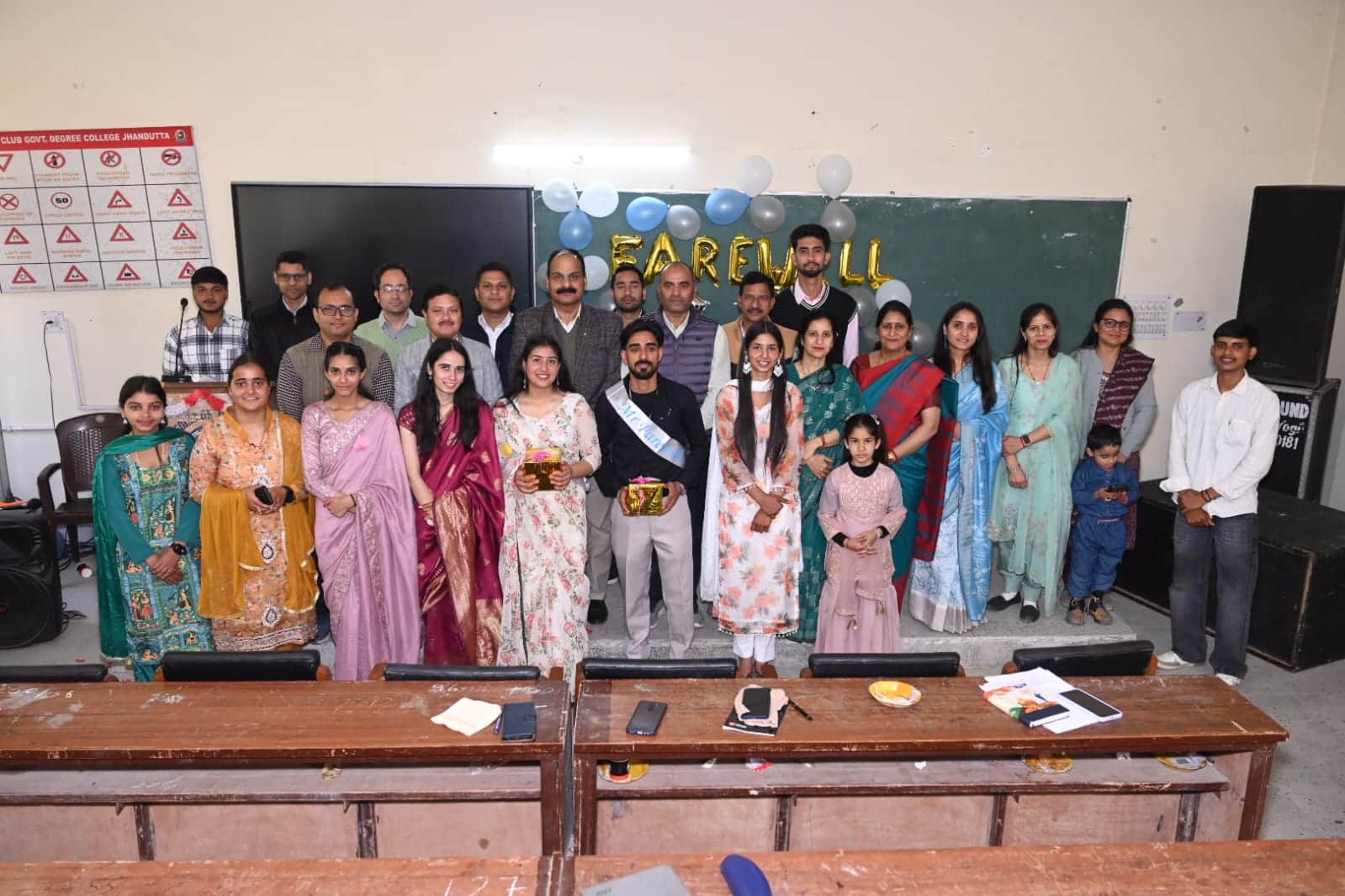 राजकीय महाविद्यालय झंडूता में मिस फेयरवेल और मिस्टर फेयरवेल मुख्यातिथि के साथ सामुहिक चित्र मे