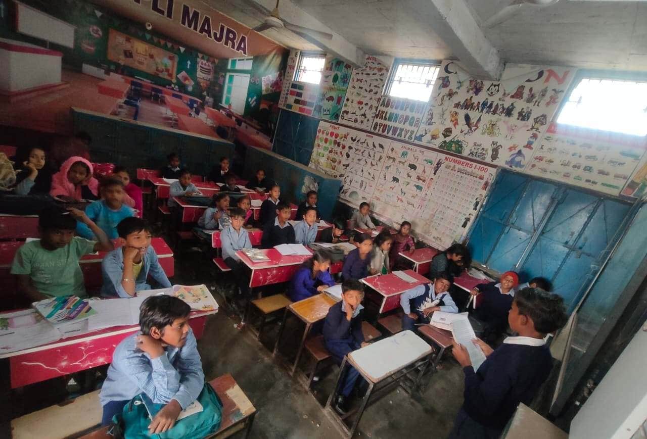 राजकीय विद्यालय में पढ़ते विद्यार्थी। आर्काइव