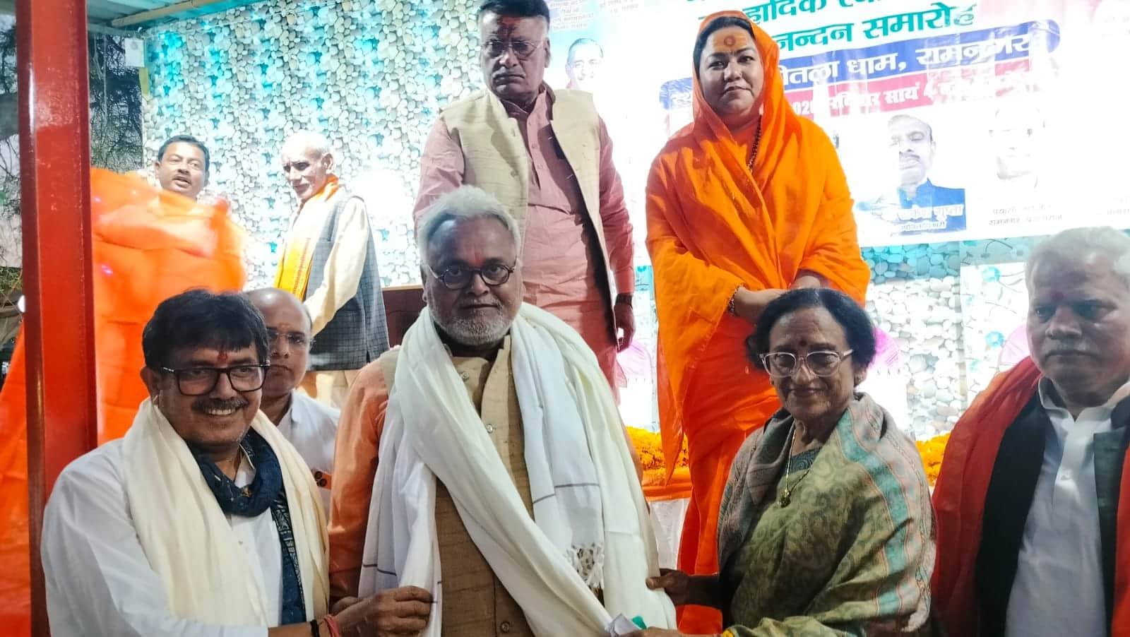 रामनगर के मां शीतला मंदिर में आयोजित कार्यक्रम में कार्यसेवकों को सम्मानित करतीं पूर्व सांसद डॉ