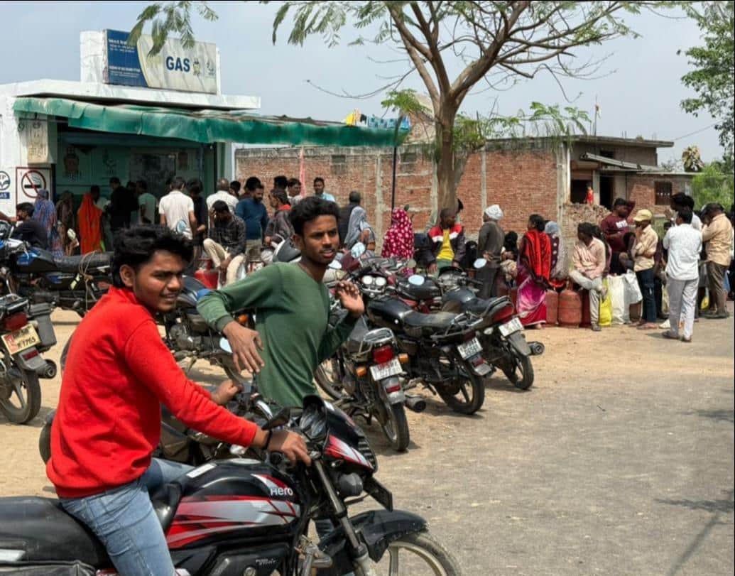 रामवापुर में गैस के लिए लगी भीड़। संवाद