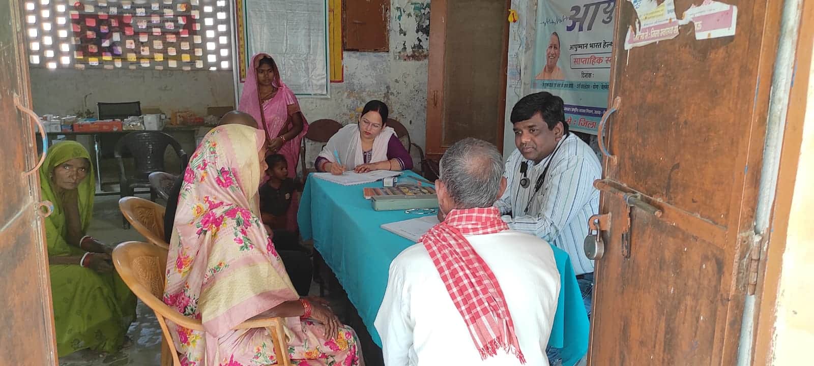 रानीपुर।खुरहट प्राथमिक स्वास्थ्य केंद्र पर सीएम जन आरोग्य मेले में मरीज को देखते चिकित्सक डॉ कम